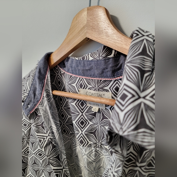 Geometric Patterned Button-Up Shirt - Picture 3 of 4